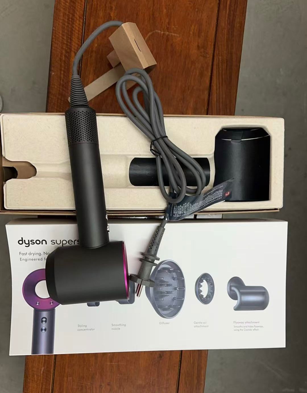 dyson con todos sus accesorios 1.1